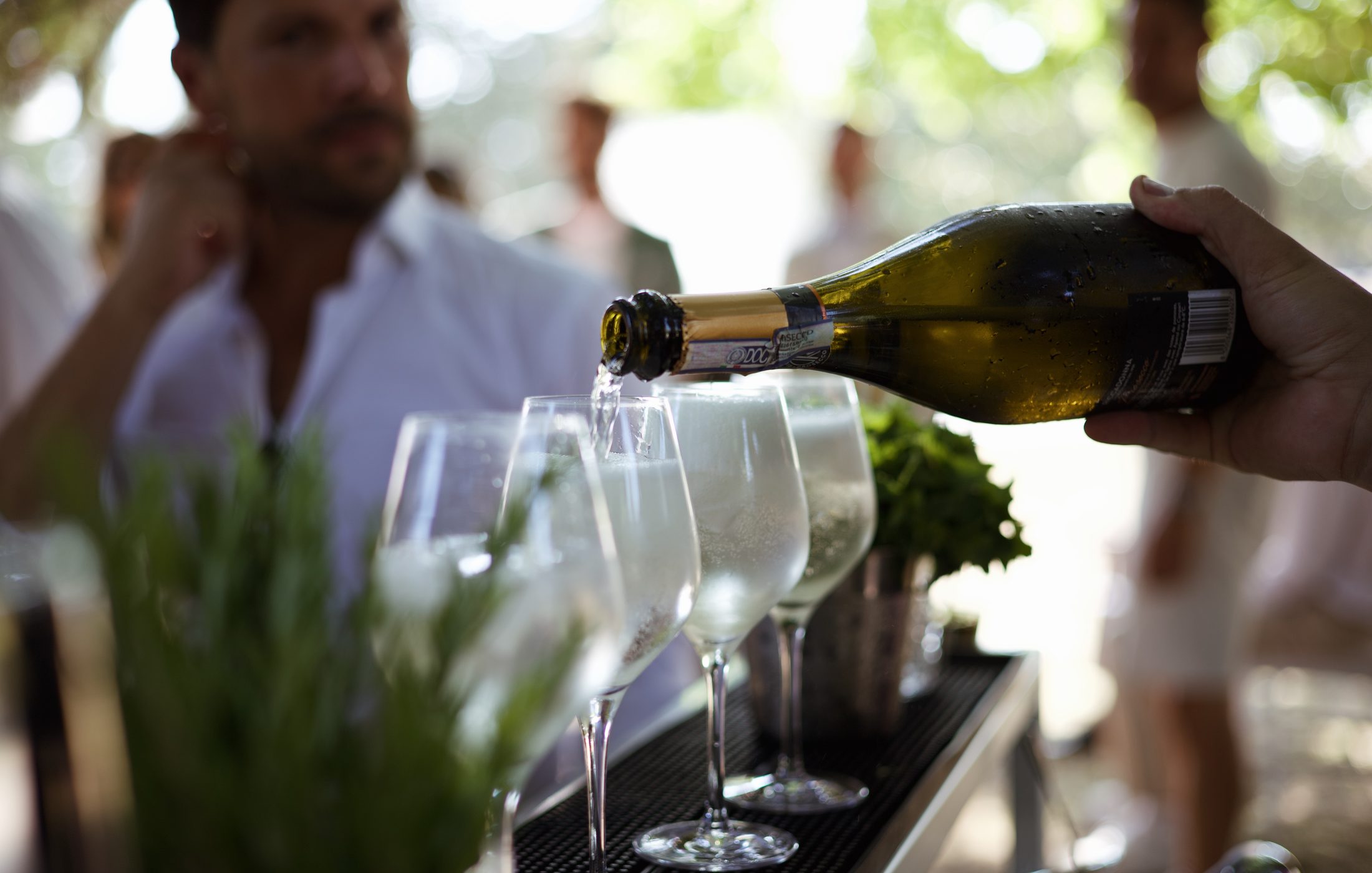 Service du champagne au bar à cocktails Dassonville lors d'une réception en Gironde