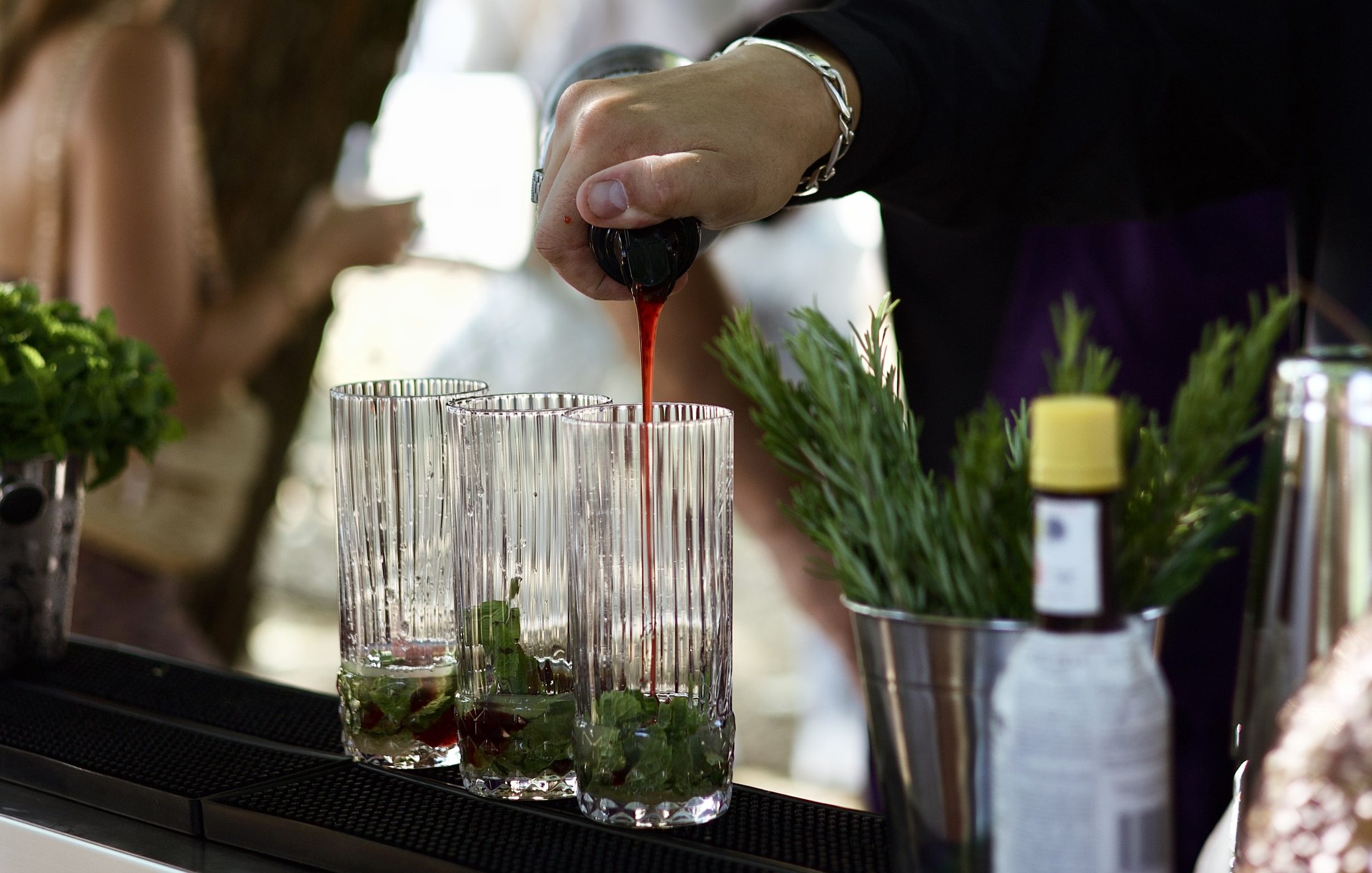 Cocktails frais versés dans des verres côtelés avec du romarin, bar à cocktails événementiel en Gironde