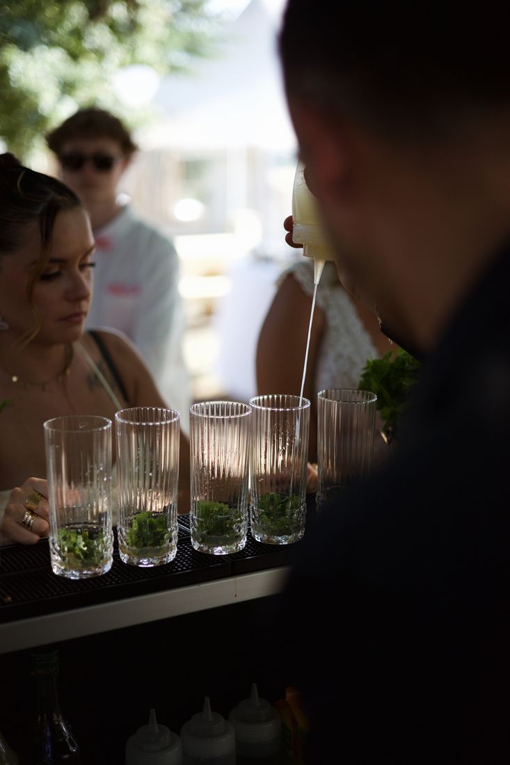 Verres à cocktail dressés avec herbes fraîches sur le comptoir du bar