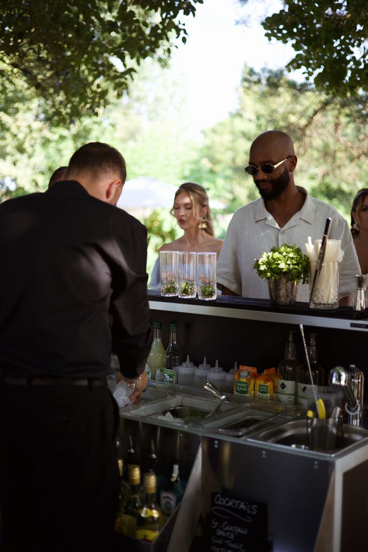 L'équipe du bar à cocktails Dassonville en plein service