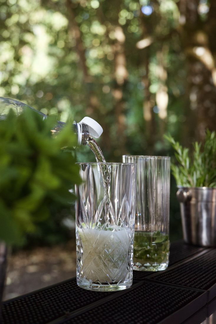 Préparation d'un cocktail avec romarin frais au bar événementiel
