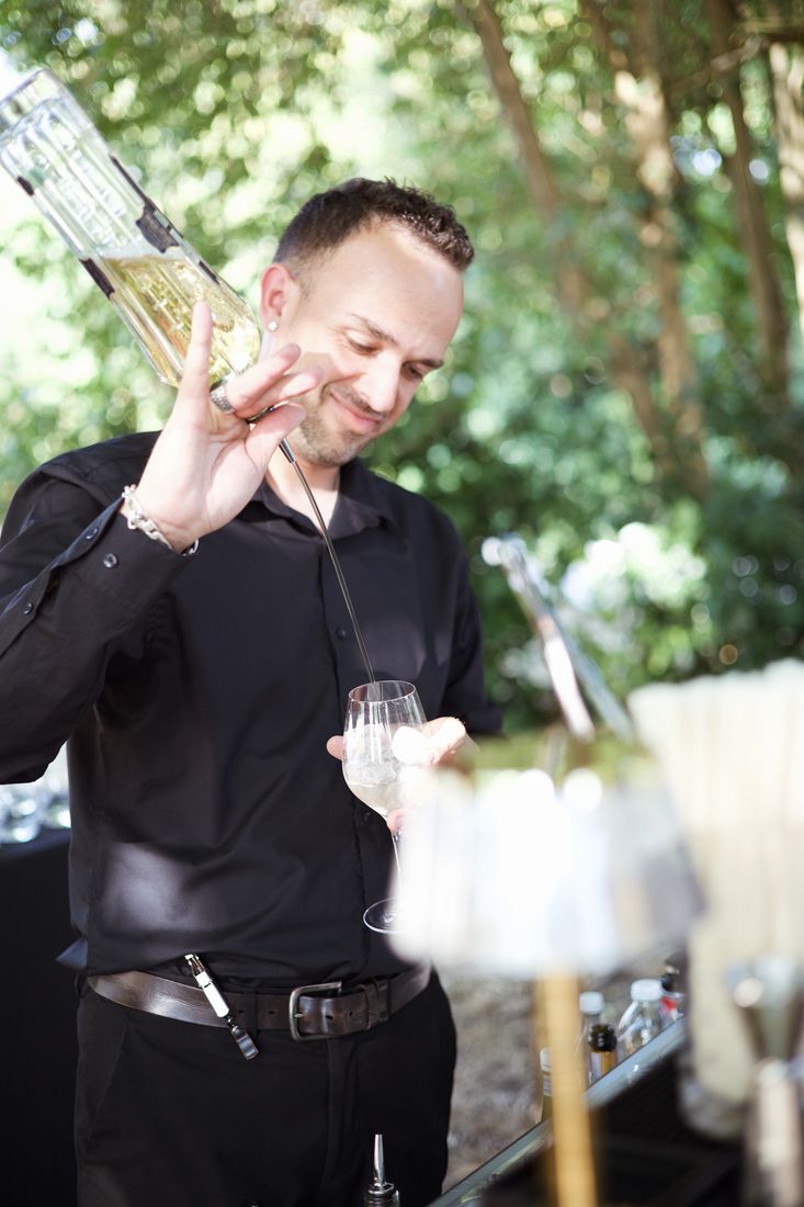 Barman du bar à cocktails Dassonville pendant le service