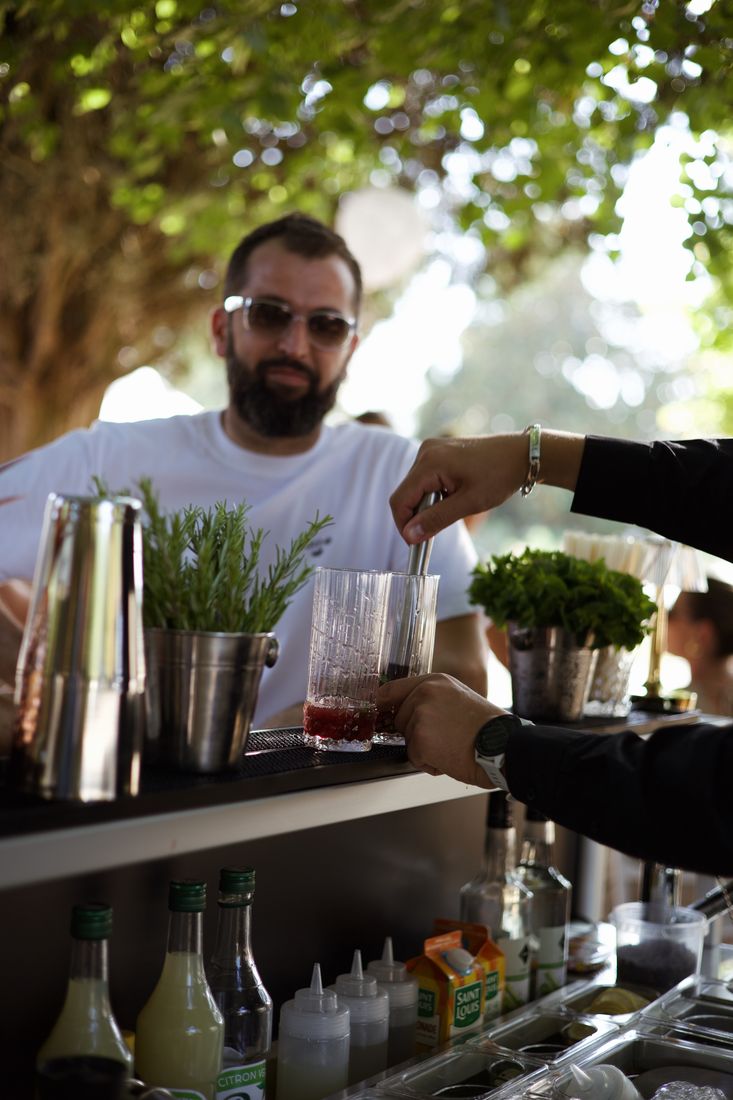 Invités réunis autour du bar à cocktails pendant la réception