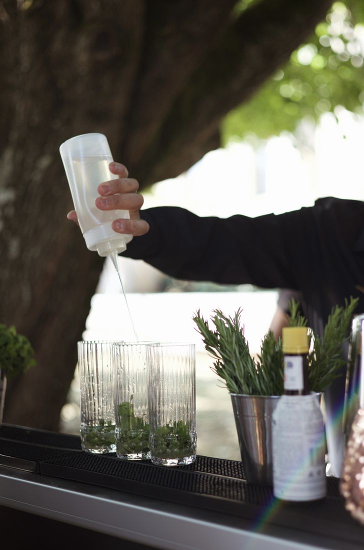 Ambiance du bar à cocktails lors d'un mariage en plein air