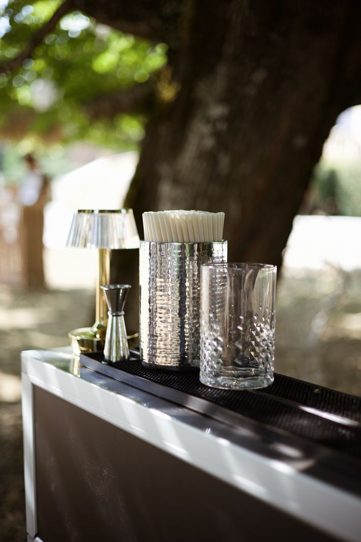 Verres et comptoir du bar à cocktails prêts avant le service